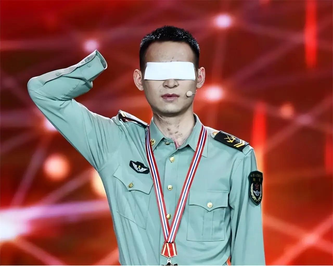 网上有人给杜富国算了笔账：月津贴3万2，国家分了180平的房子，水电燃气全免。这