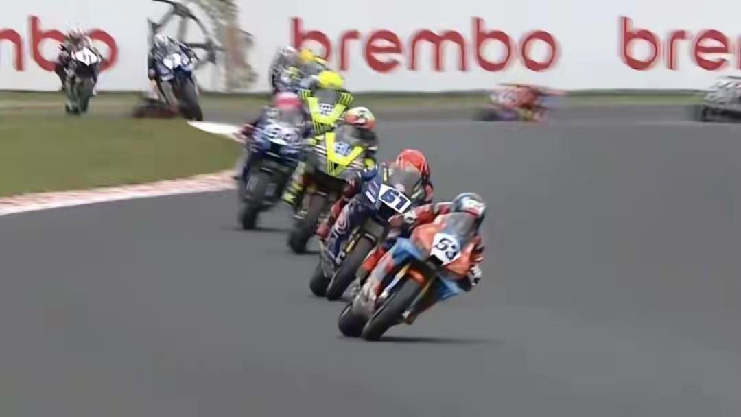 又夺冠了，张雪机车狂拦5个冠军了！中国摩托杀疯了！张雪机车碾碎欧美37年垄断，老