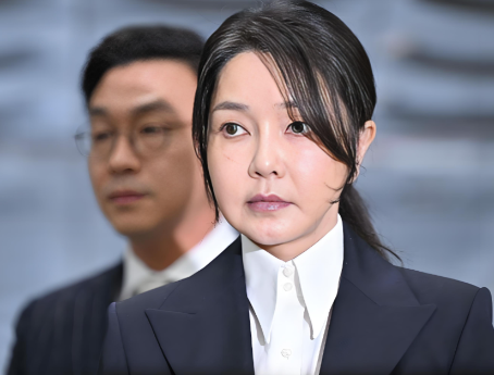 金建希似乎比尹锡悦更难缠，她看似很配合，不管是逮捕还是传唤的时候，都会乖乖的接受