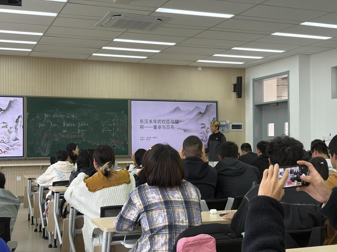 这哥们是个人物，没人玩手机