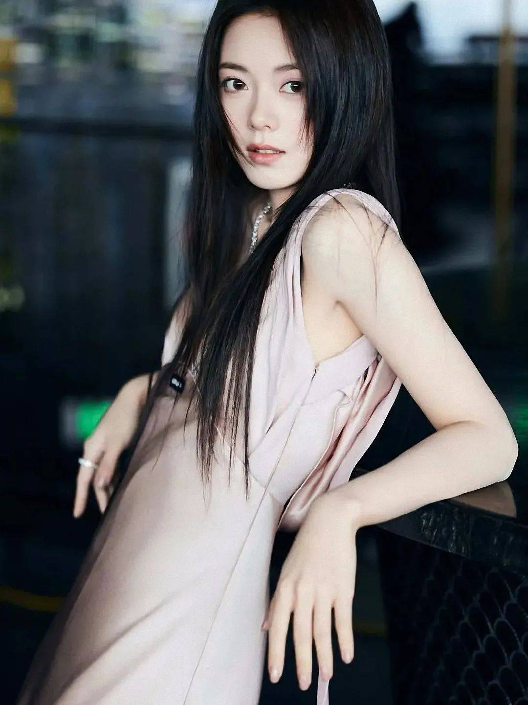 赵今麦|不愧是最美的MIUMIU代言人，动作优雅曲线迷人