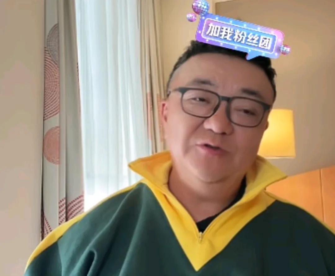 媒体人董路向知名主持人水均益透露了其不考教练证的原因。在一场直播中，知名央视主