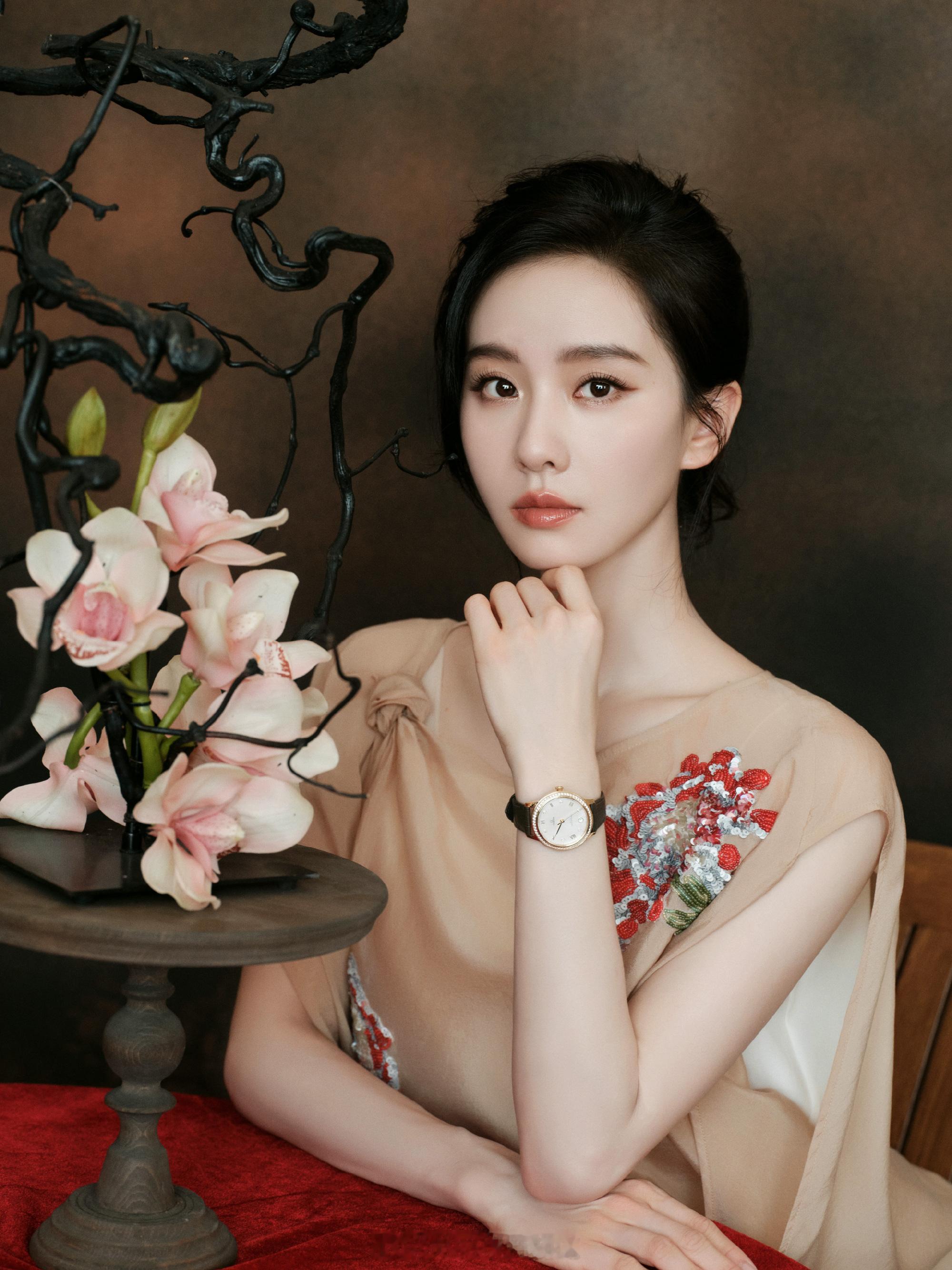 刘诗诗金色仙气礼裙盘发大气优雅