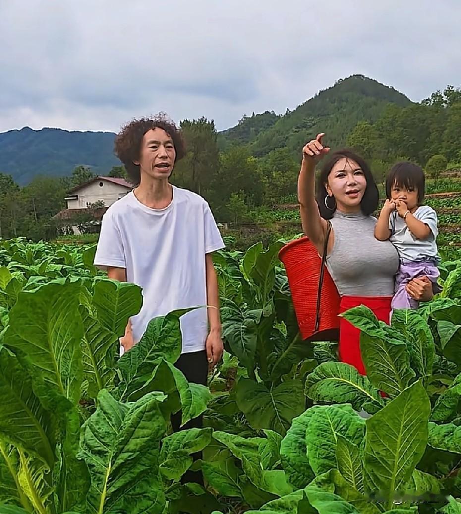 庞麦郎为啥总拉着人合影？是怕冷清吧。先是与龚玥菲，后面经常与粉丝合唱。不管是商场
