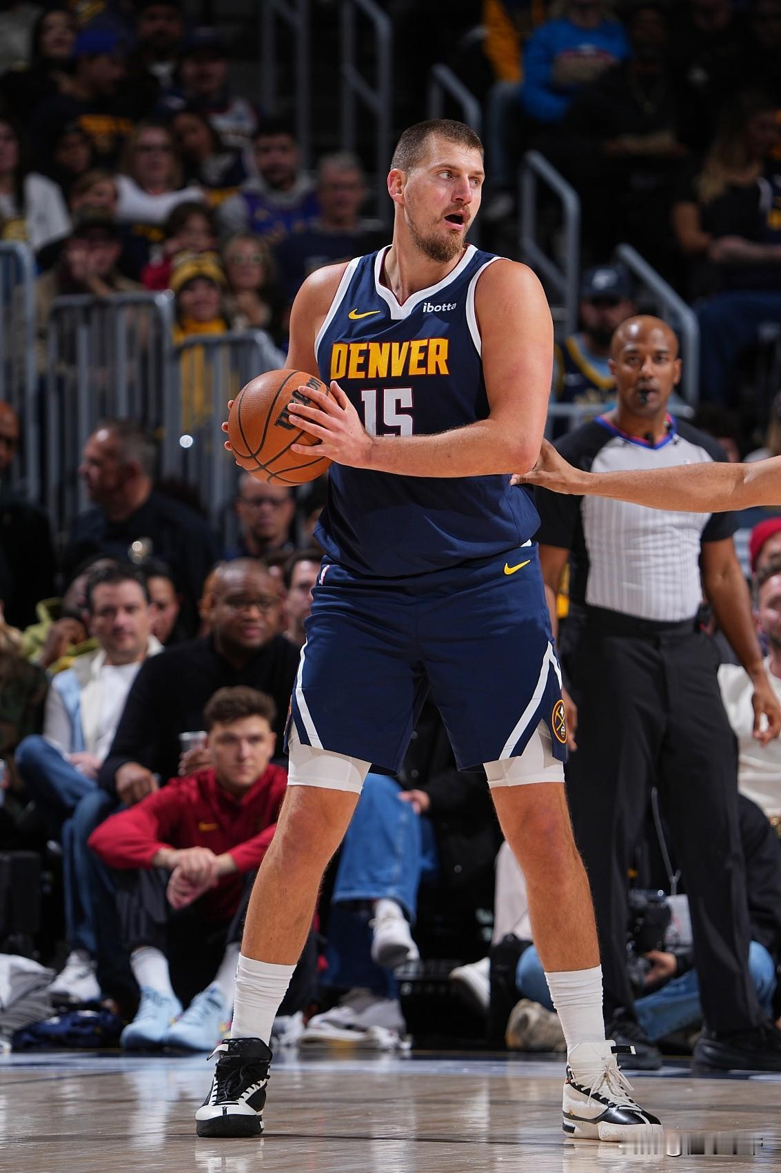 依然是联盟第一中锋，约基奇19投16中爆砍35分15篮板!在今天掘金与国王的