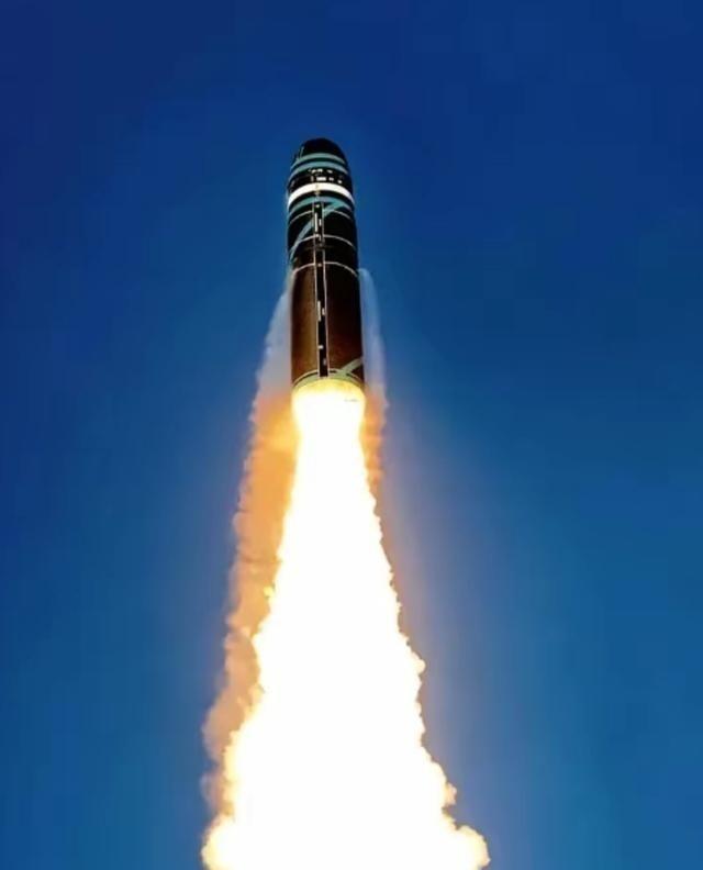 刀都架在脖子上了，伊朗总统突然站出来，对着全世界喊了两句话。第一，核武器，我们不