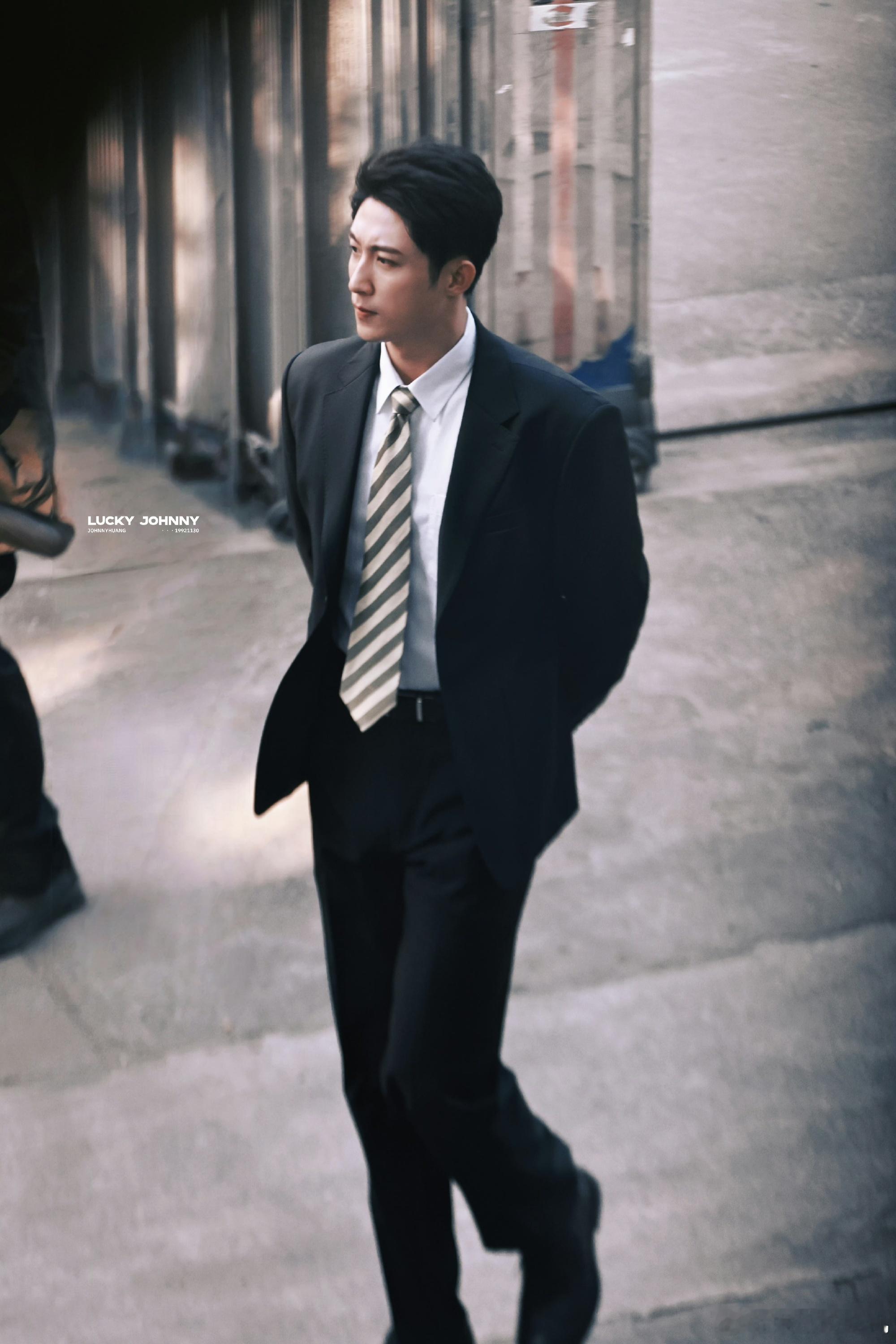 黄景瑜的魅力不仅在于外表，更在于他身上那份从容不迫的气质。西装是他的战袍，婚戒则