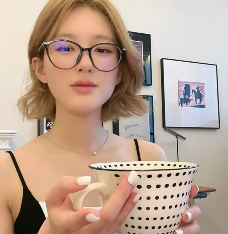 自称赵露思高中同学的网友！站出来给赵露思发声了！说她成绩挺烂的，也不聪明，但