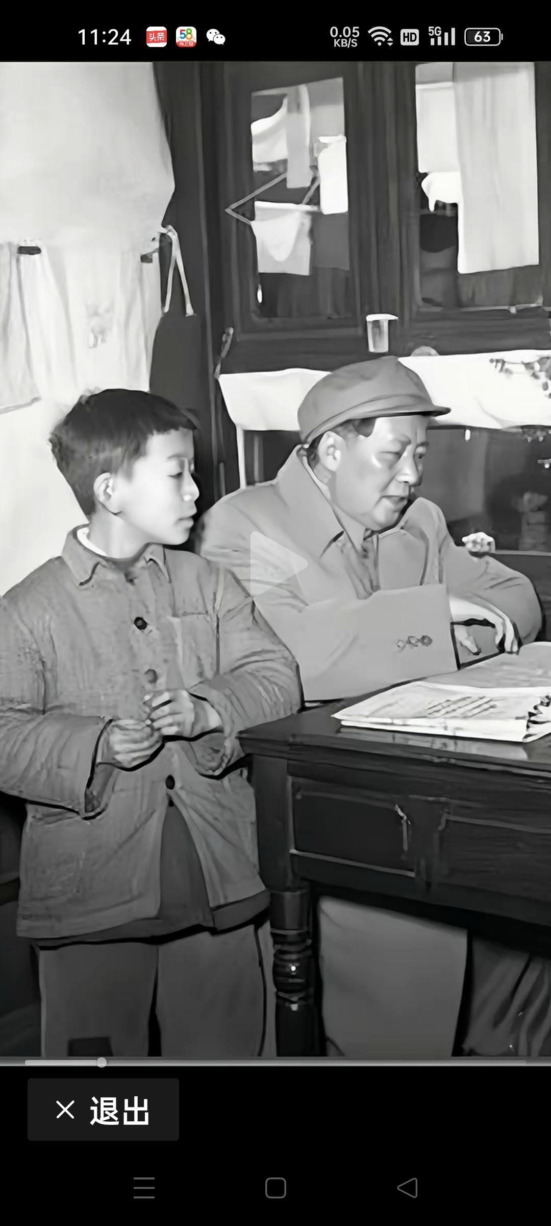 这是一张真实的原版黑白照片，没有人工上色，是1949年春夏毛主席在屋内拍摄的一张