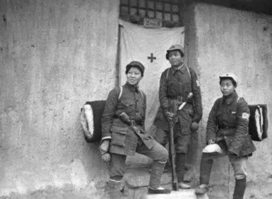 王震29岁还没成家，战友们笑他是“全旅唯一的铁打光棍”，贺龙实在看不下去了，笑着