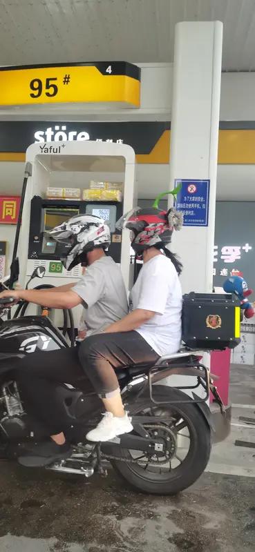“摩托车未备案加油被拒”看似加油站刁难，实则是制度、安全与技术三把锁同时上膛的必