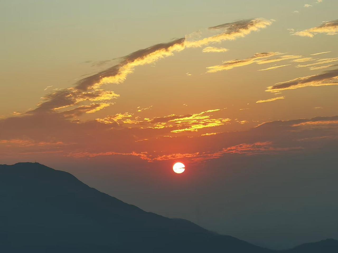 机器人抢底层人的饭碗这就不对了，难道生产出来的商品，机器人会买吗？机器人：鬼都不