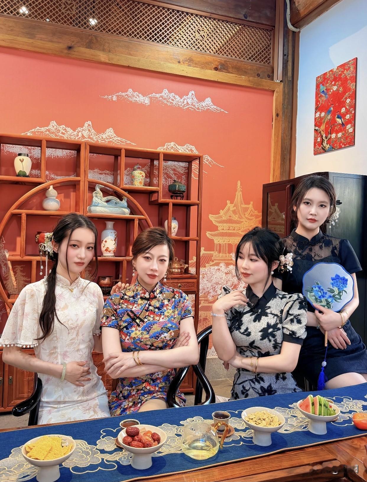 出发吧趁现在闺蜜们一起穿旗袍，打卡古风街景，美照满满！
