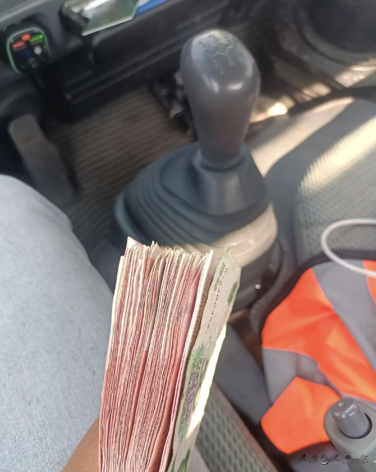 我和你们说哈，你开再好的车都不如兜里有票子有面子，有安全感，有底气。很多人花