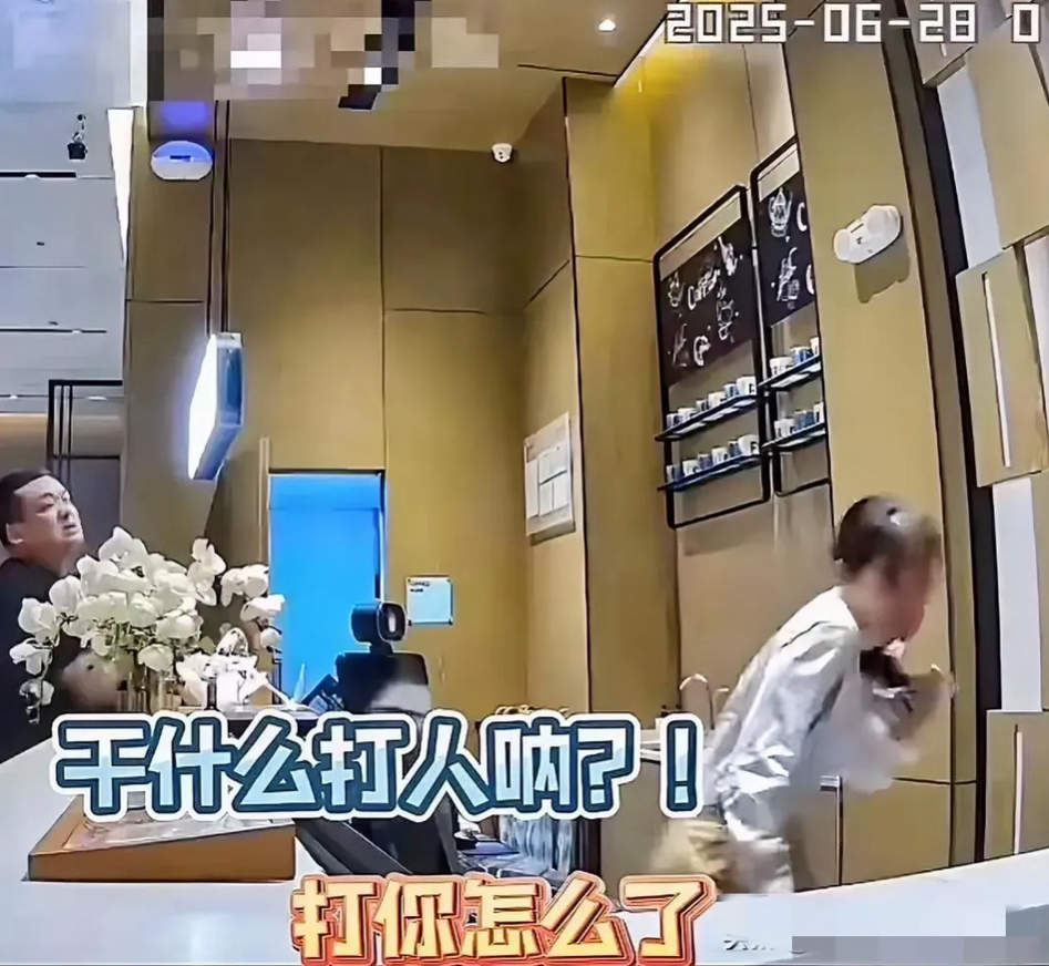 酒店借伞打人后续：前台坚决不和解，打人男子被抓！不管酒店是可以随便拿雨伞，还