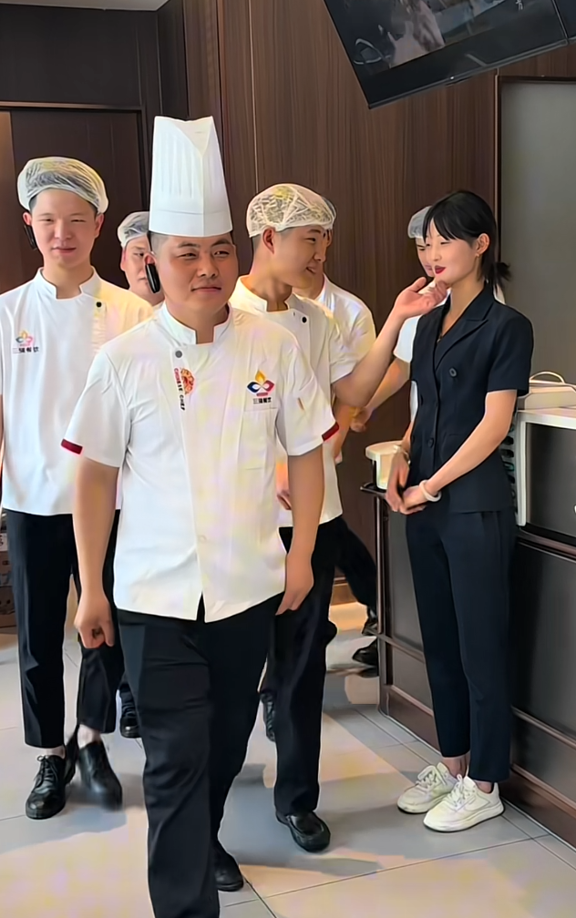 少女的脸红胜过了一切！