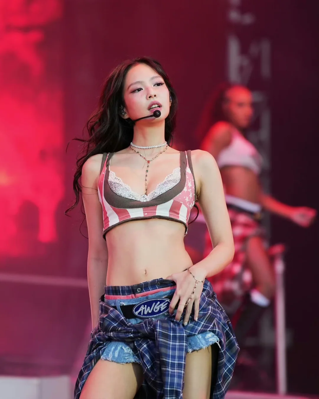 气场拉满✨Jennie Governors Ball现场穿搭