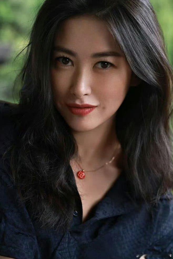 朱珠内娱收藏主理人从艺术藏品到穿搭造型，朱珠的审美精准踩中所有高级点，完全是行