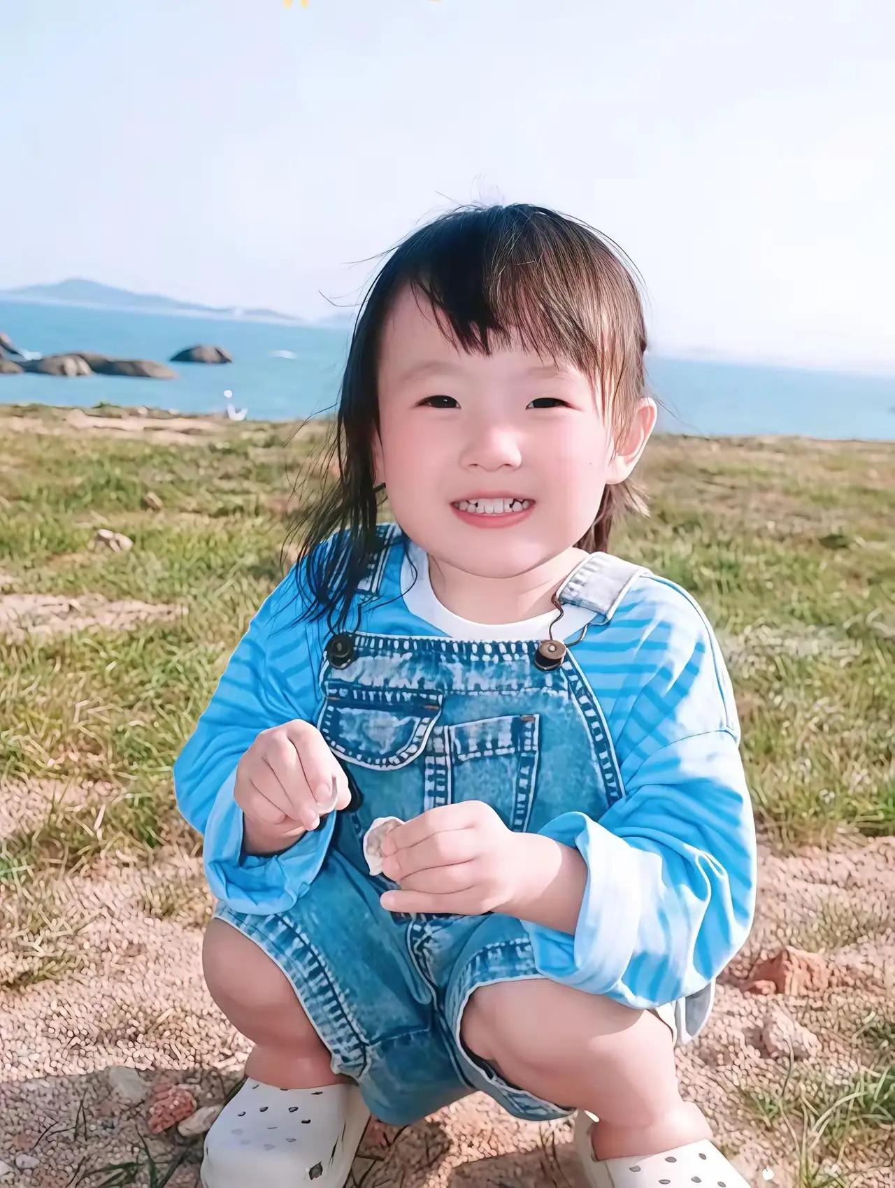 自从黄一鸣被封号后，闪闪许久都没这么开怀大笑过了。这次和姥姥在海边，可真是玩得