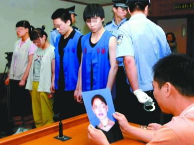 2006年5月21日，京城雨夜，在宣武区南新华街的一处拆迁房里，四个最大不过19