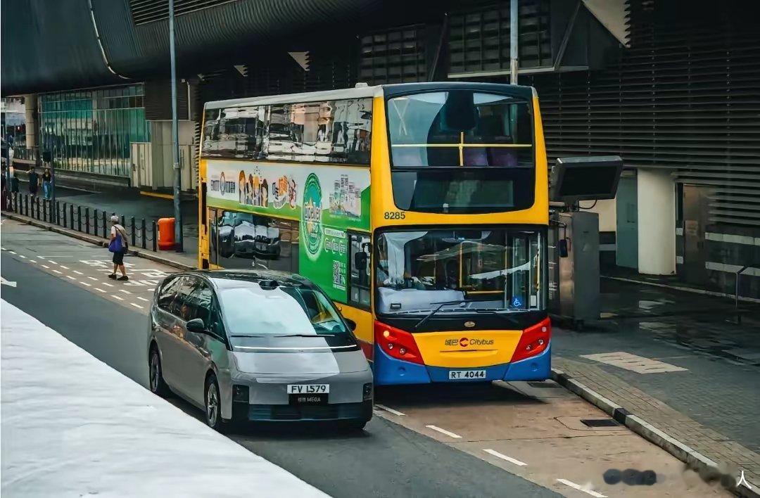 香港街头出现了理想MEGA。在堪称“MPV之乡”的香港，大型豪华MPV