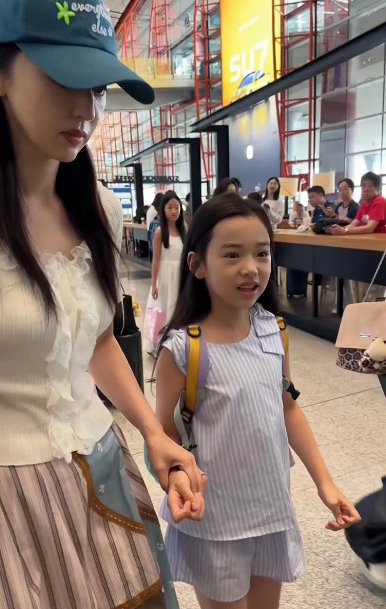 近日，董璇带着女儿走机场，9岁的小酒窝可会说了，到哪都是香饽饽，这个暑假成了镜头