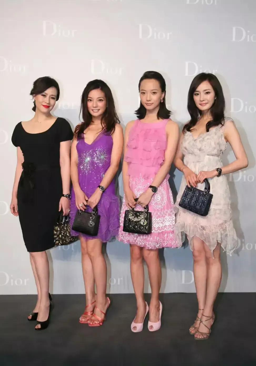 这张照片里，为什么邬君梅和其他三位明星看着截然不同呢！从气质和风格上，邬君梅完胜