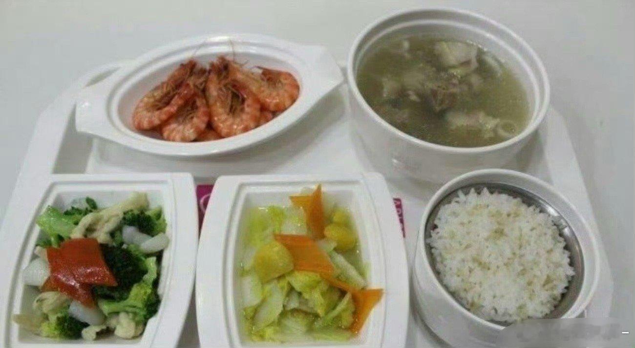 左边是婆婆做的月子餐，右边是月子会所的月子餐，果然专业的事情应该交给专业的人来做