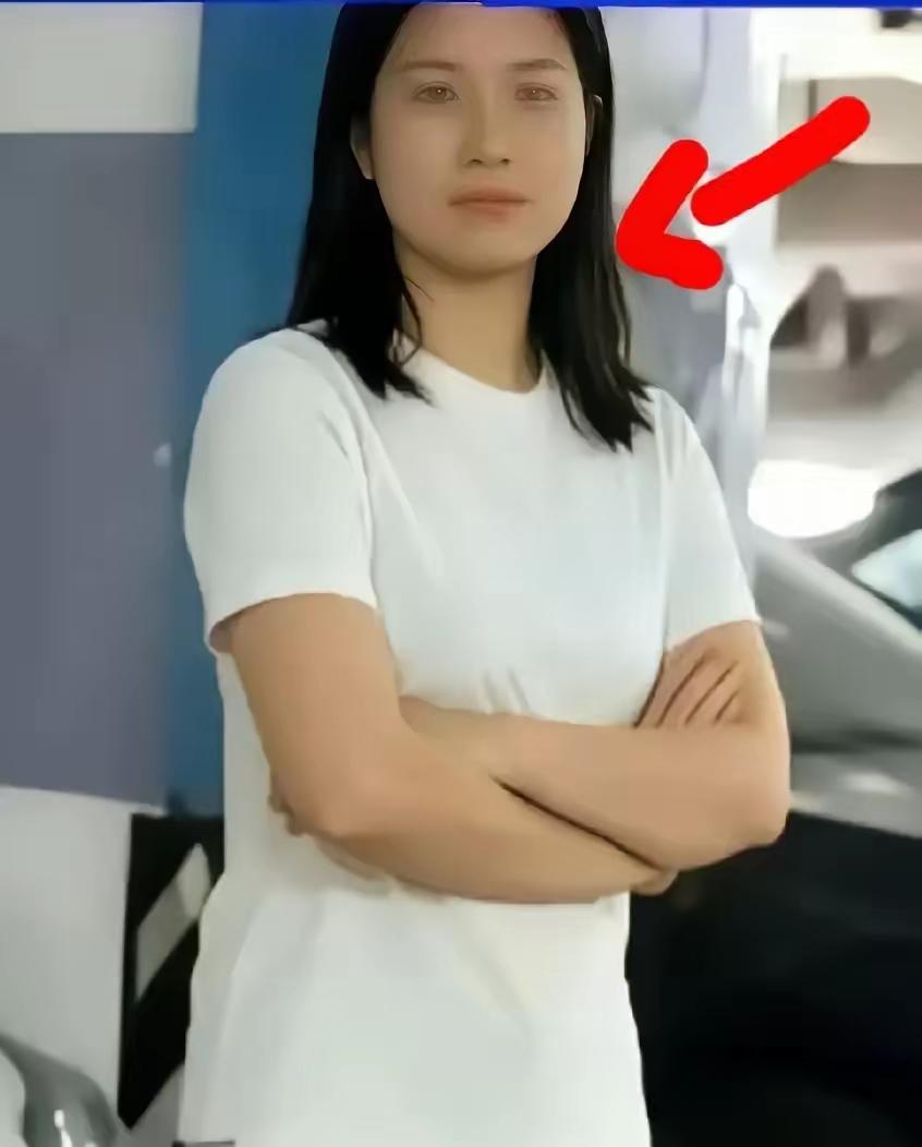 有件事情我一直不敢说我发现这个霸占别人车位的女车主，有一个很严重的问题，那就