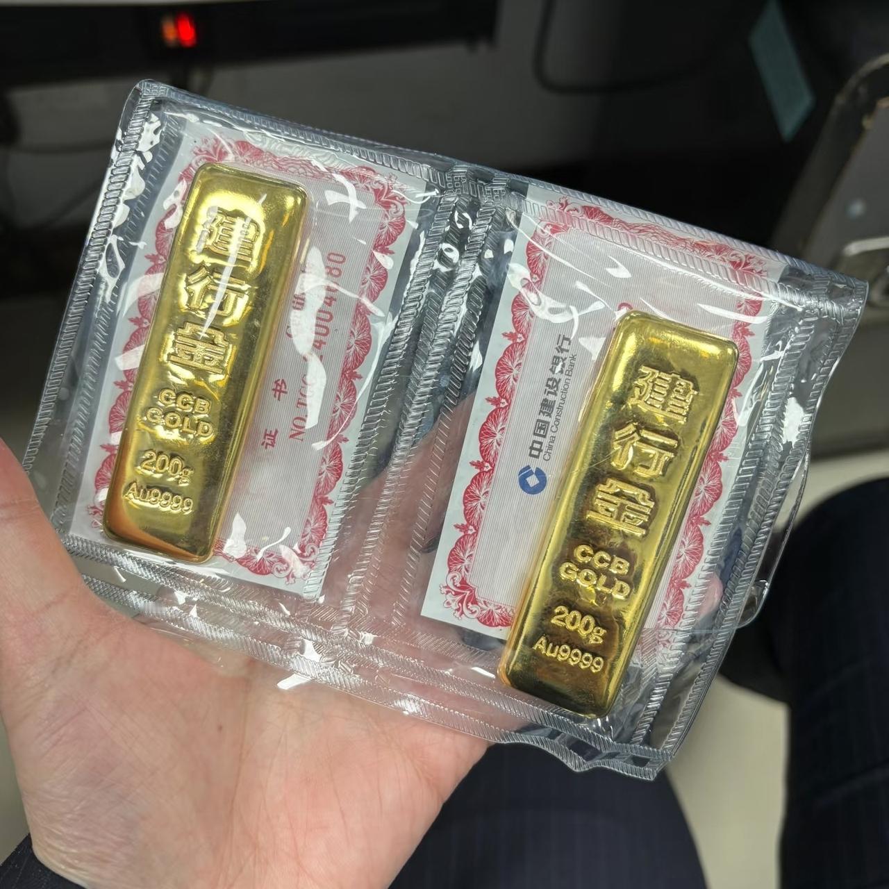 有一位金价博主说手里有黄金的朋友注意了，特别是持有超过300克的！预言11月