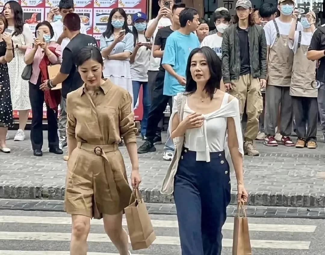 高圆圆大街上被偶遇，气质特别清新温柔，大明星果然不一样。