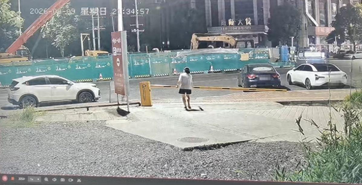 湖南株洲，一家饭店门口，老板租了一块停车场，免费给吃饭客人使用。谁知，有个女子当
