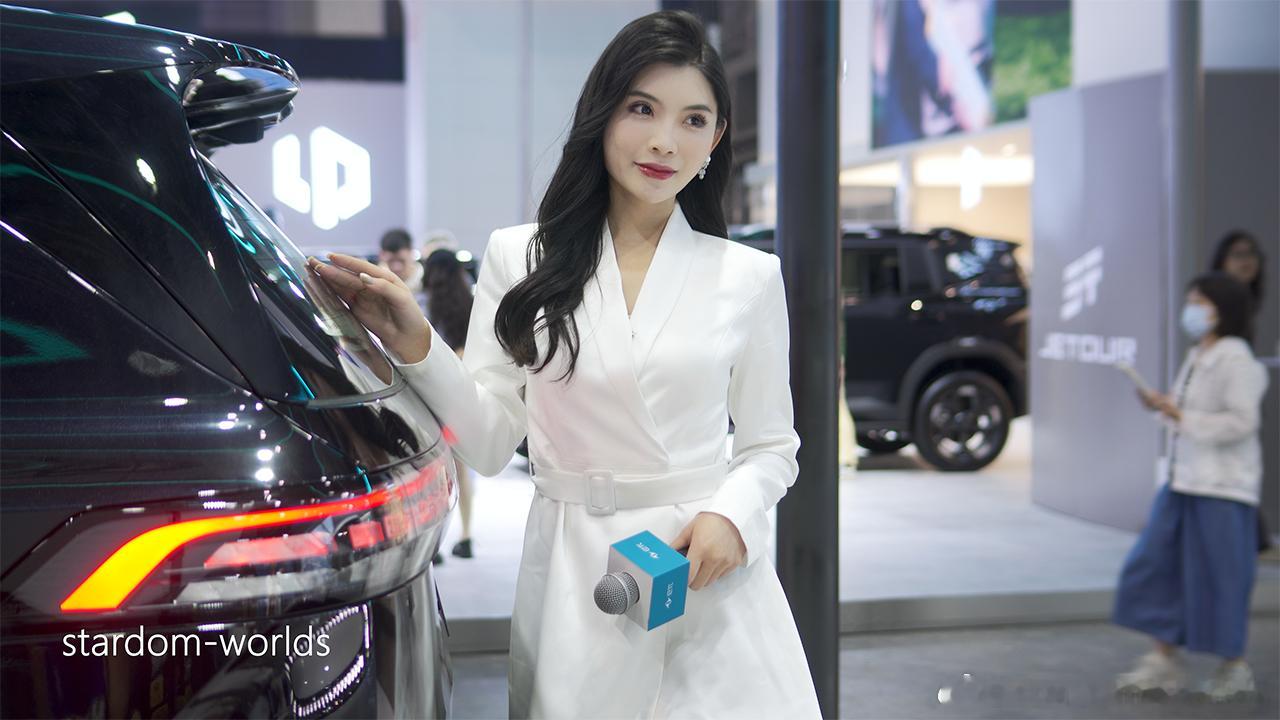 2025东莞春季车展美女主持人车模27