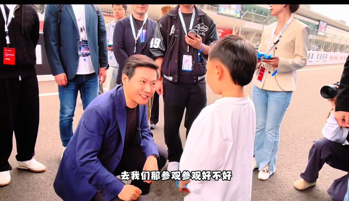 关于雷军的这两个照片又了，什么都不用说。大家看照片就能看出来，照片本身已经代表了