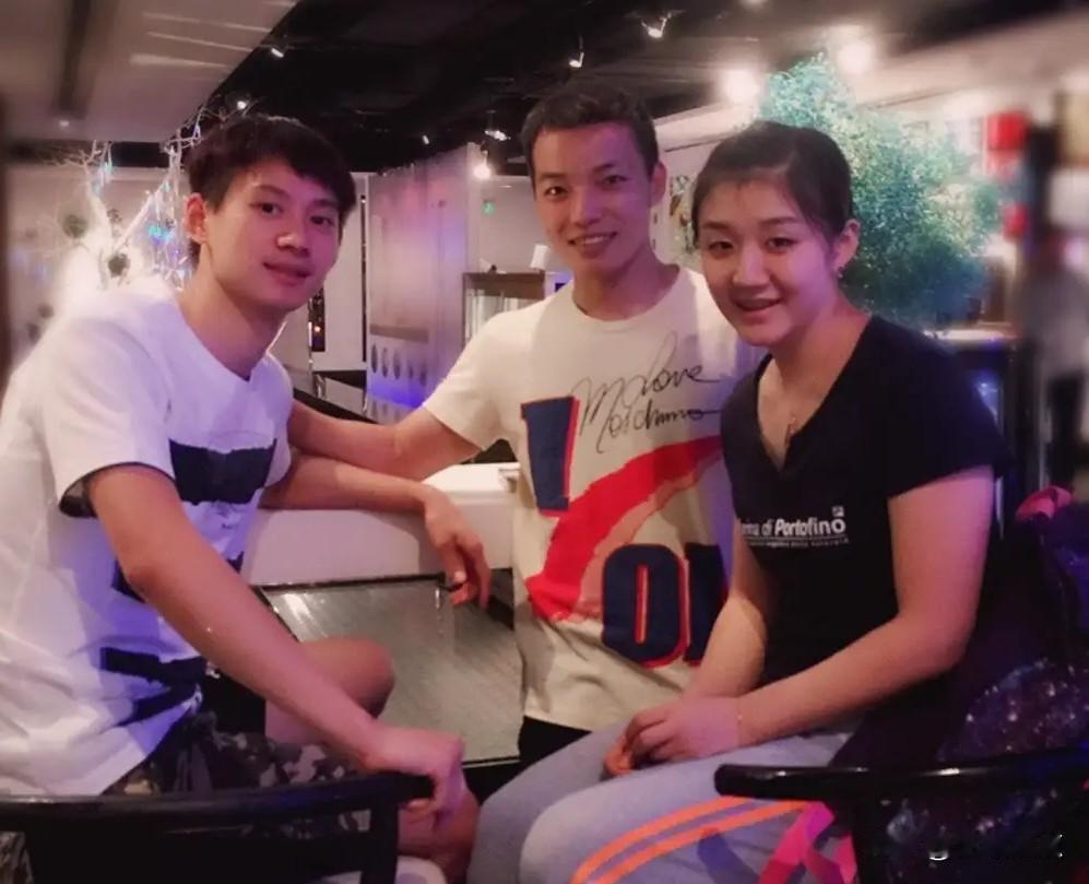 三位国乒运动员早年的合影。那时的陈梦，赛场下是个斯斯文文的小女孩，和赛场上的霸