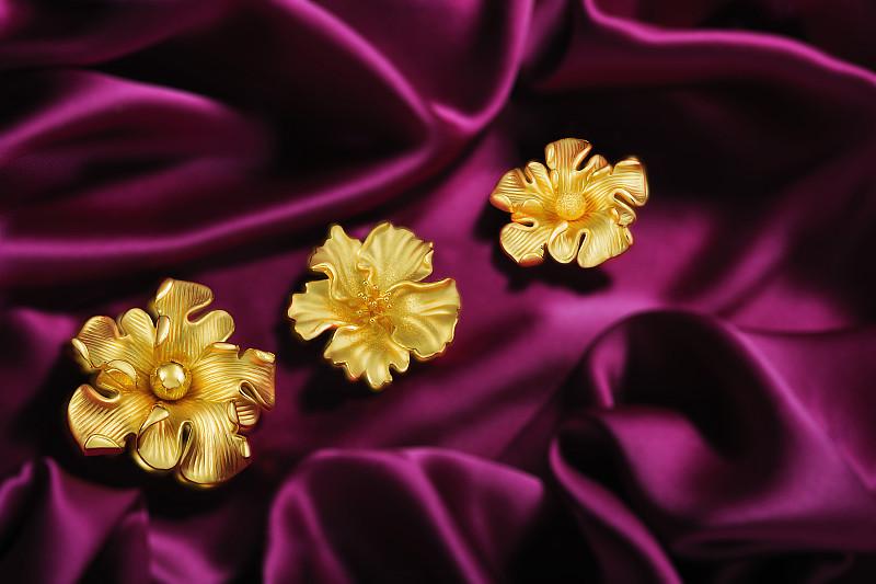 友友们，你有黄金吗？家藏多少？昨天女儿闲来没事，就让我把所有的首饰都拿出来