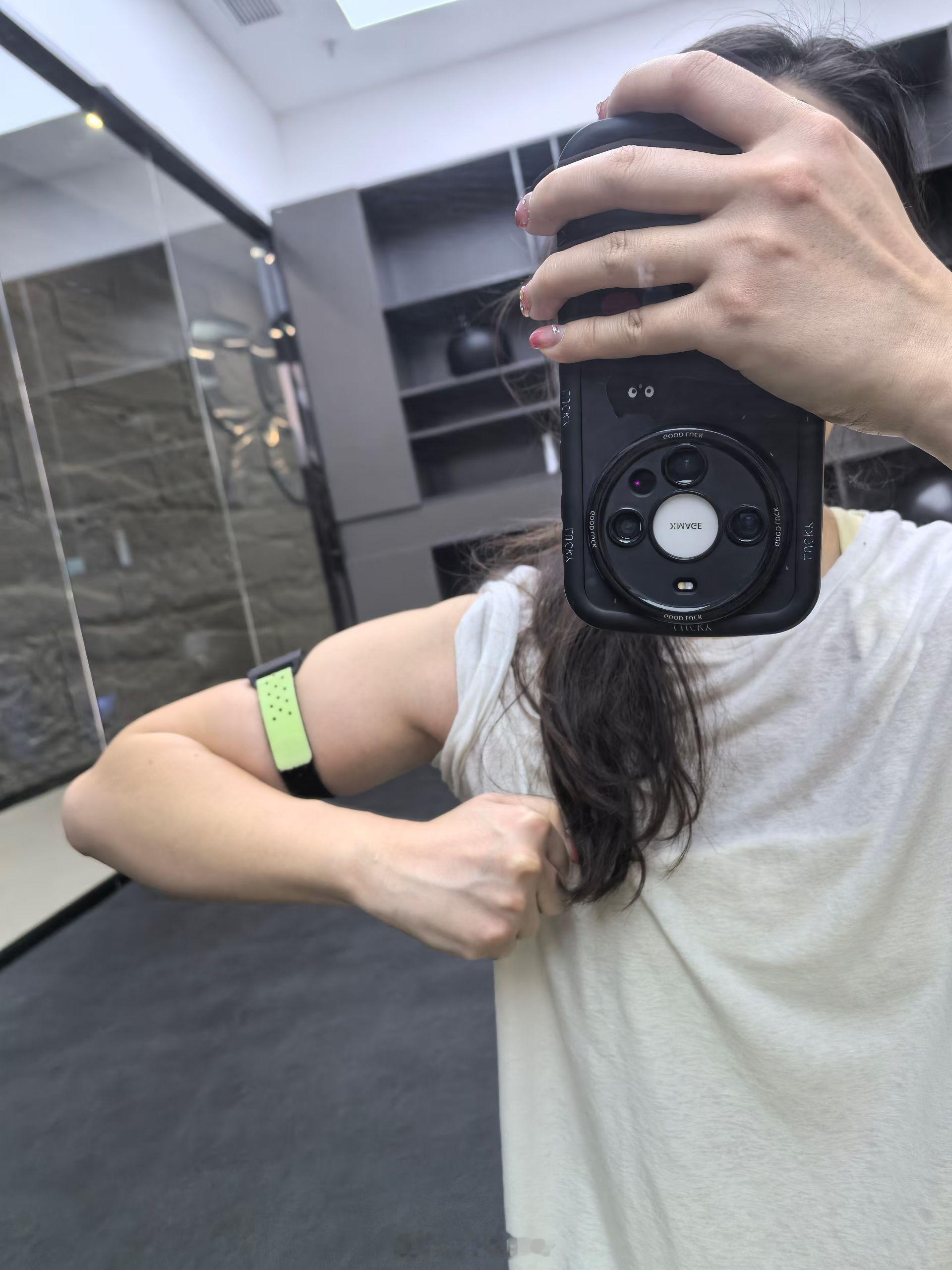 送分题：这个漂亮的健身小姐姐用的什么手机？