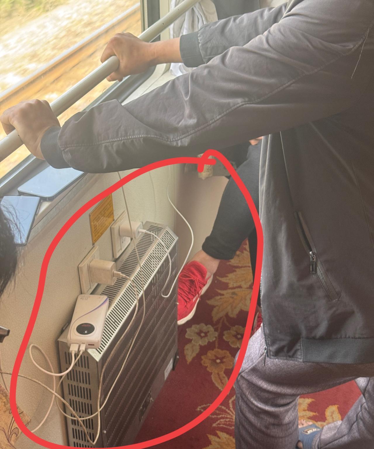 火车上这样的行为的人也是第一次碰到，大白天用充电宝充了好几个小时，都没有给乘客充
