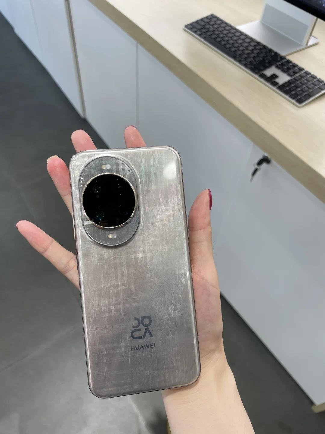 在多个数码博主的开箱实测视频中，华为nova14系列展现出诸多亮点，尤其在外观