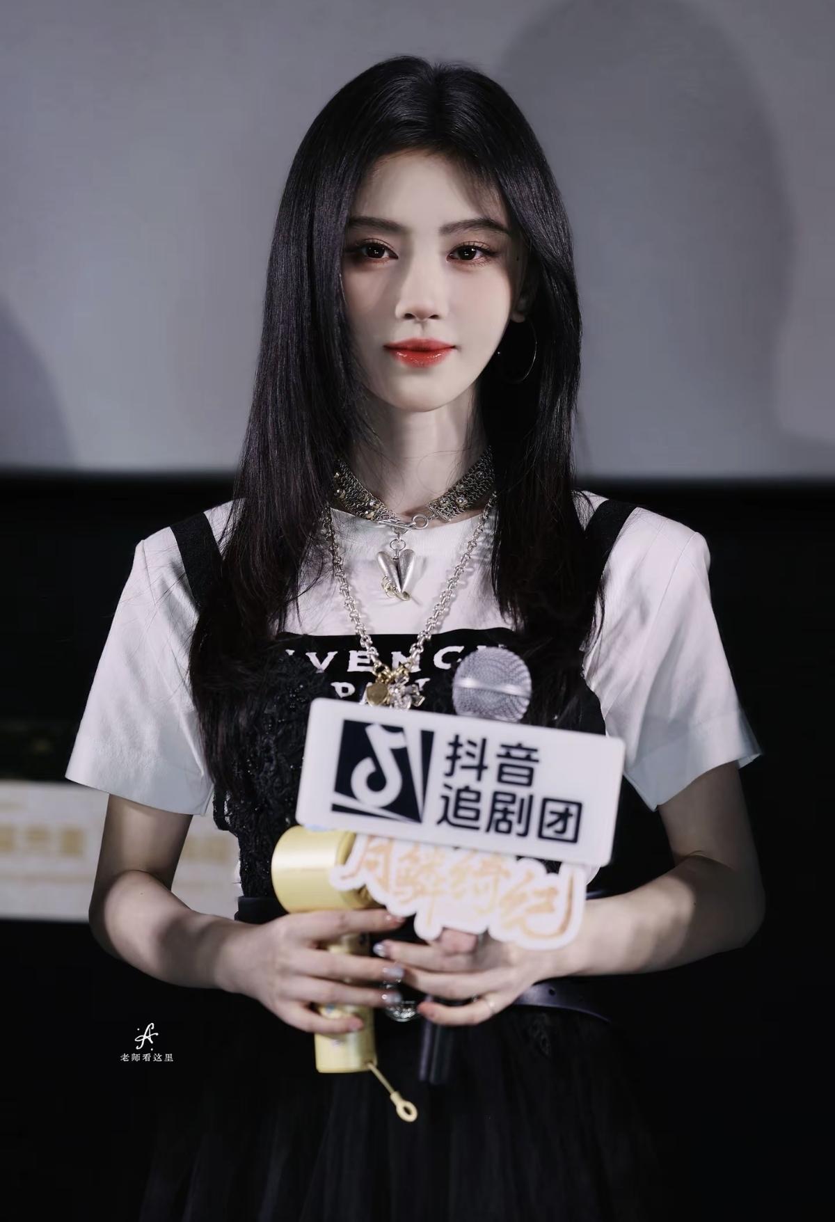 眉眼如画，笑容清甜，鞠婧祎的生图抗打能力从未让人失望[赞]鞠婧祎和白桔梗，是路演