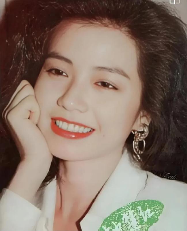 1983年，一个50岁的富商掏出一张100万的支票，色眯眯地对钟楚红说：“钟小姐