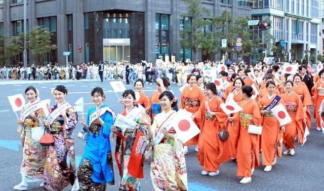 高市内阁支持率开始下跌，这让一些日本右翼非常恼火，他们说是中国的错，中国禁售稀土