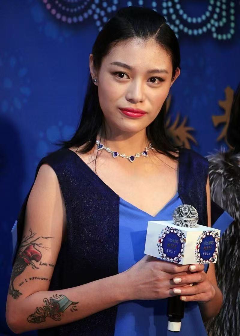 突然有点心疼小苹果了，本来跟着有钱的老爸汪峰可以安静地做一个名媛，现在亲
