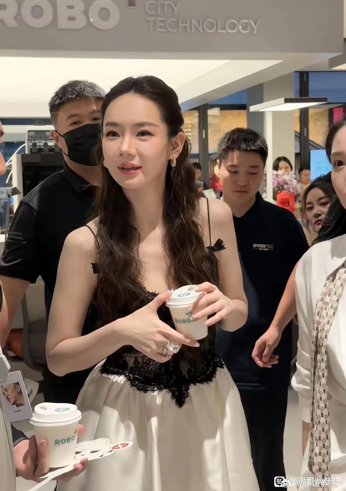 感觉戚薇的面相又变了