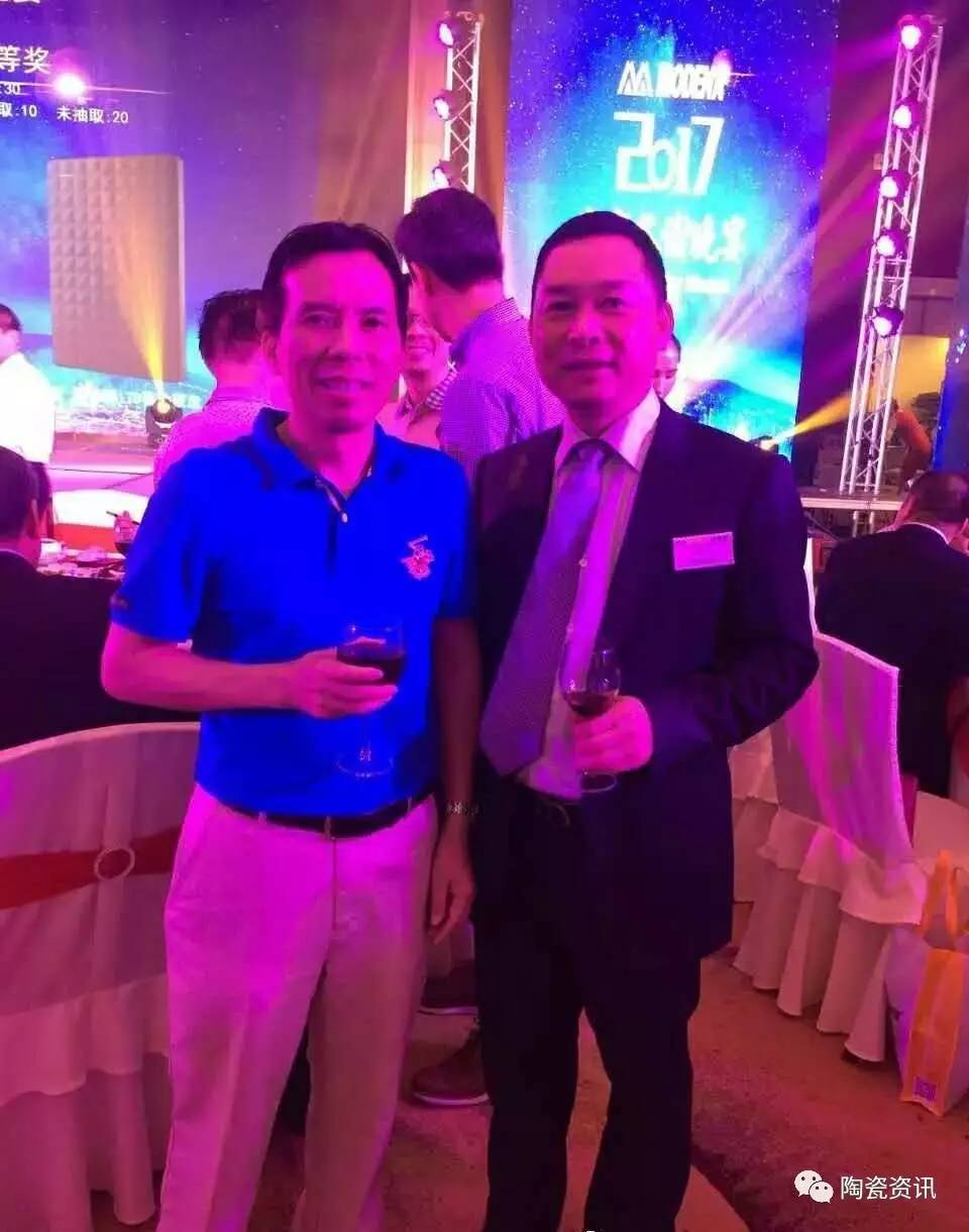 东鹏集团副总裁陈昆列(左)与摩德娜科技董事常务副总经理李展华
