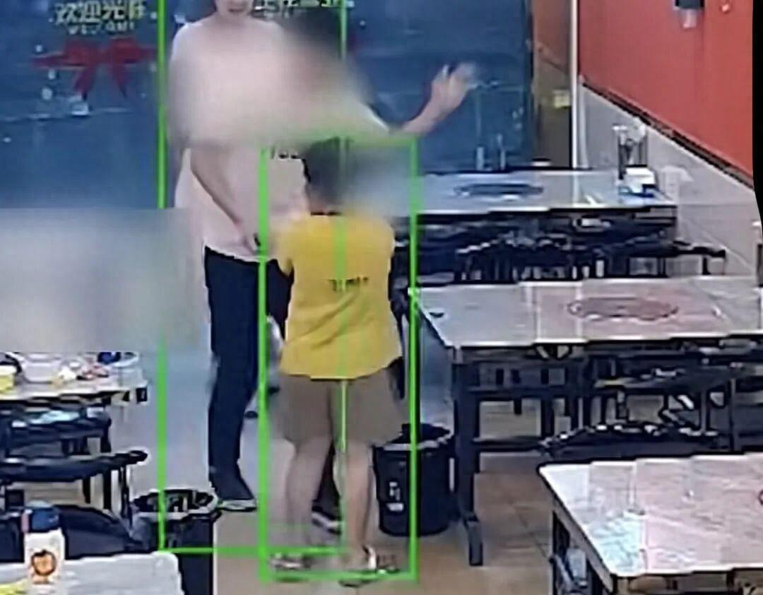 浙江台州一烤鱼店老板儿子被熟客扇巴掌，打第二下前男子被及时制止；调解人员提议让其