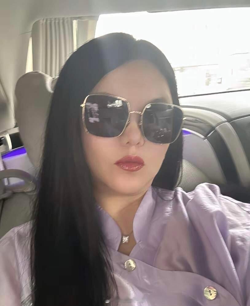 李湘深夜晒英伦豪宅，是不是太奢华了？李湘英伦独栋豪宅，里面超奢华，这让人有点摸不