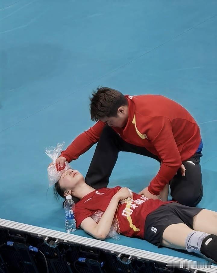 吴梦洁赛后失声痛哭[哭哭][哭哭]江苏赢了北京女排赛后，吴梦洁躺在地上，表情非常