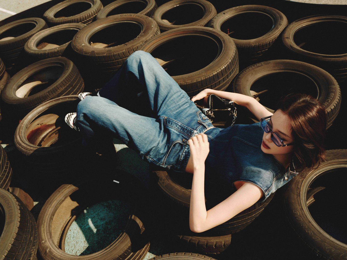 欧阳娜娜把LVSS26穿去F1赛场也太适配了～Sneakerina