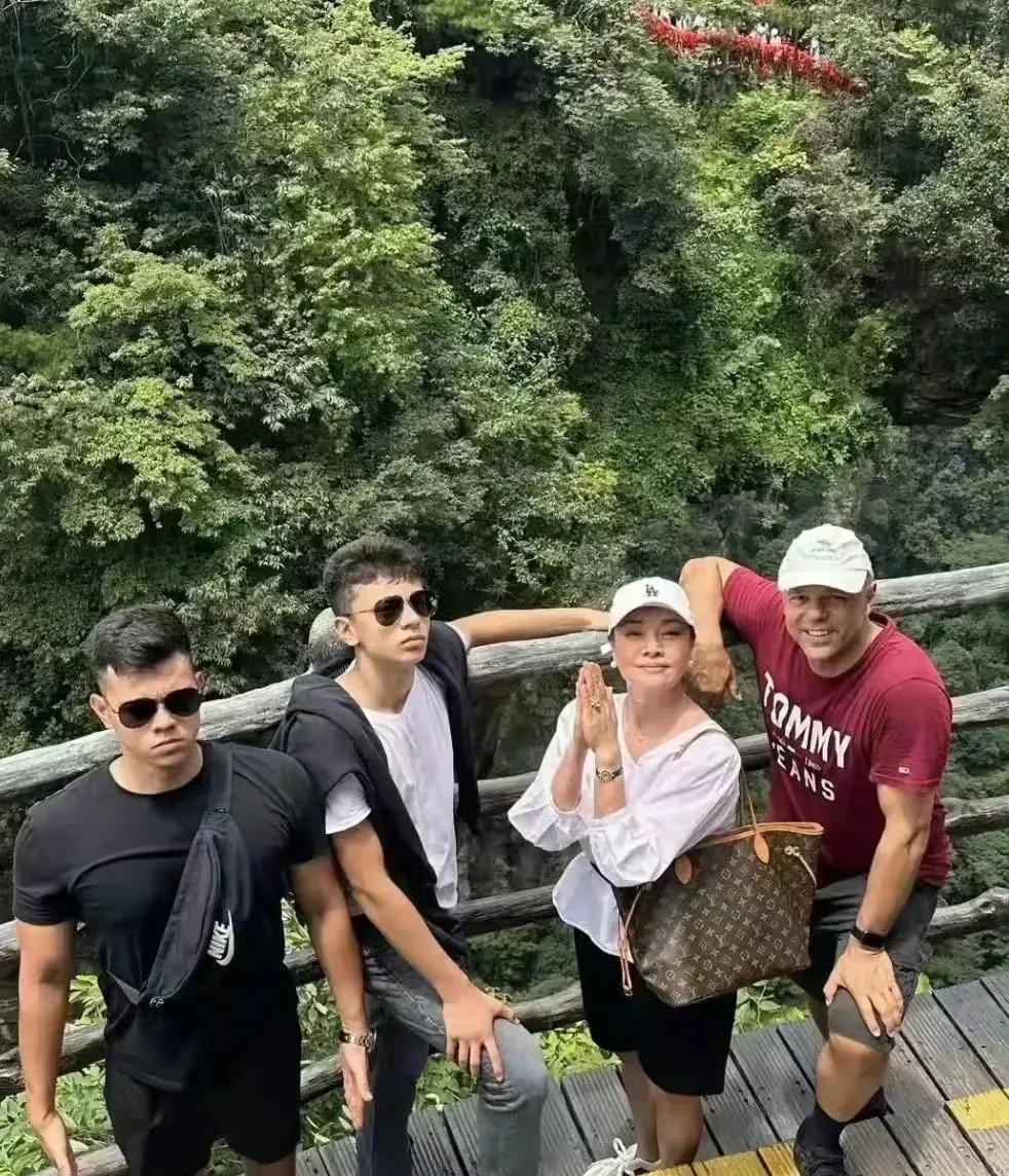 史可最近晒了一家四口的合照，好家伙，俩儿子是真长开了，又高又帅，跟明星站一块儿都